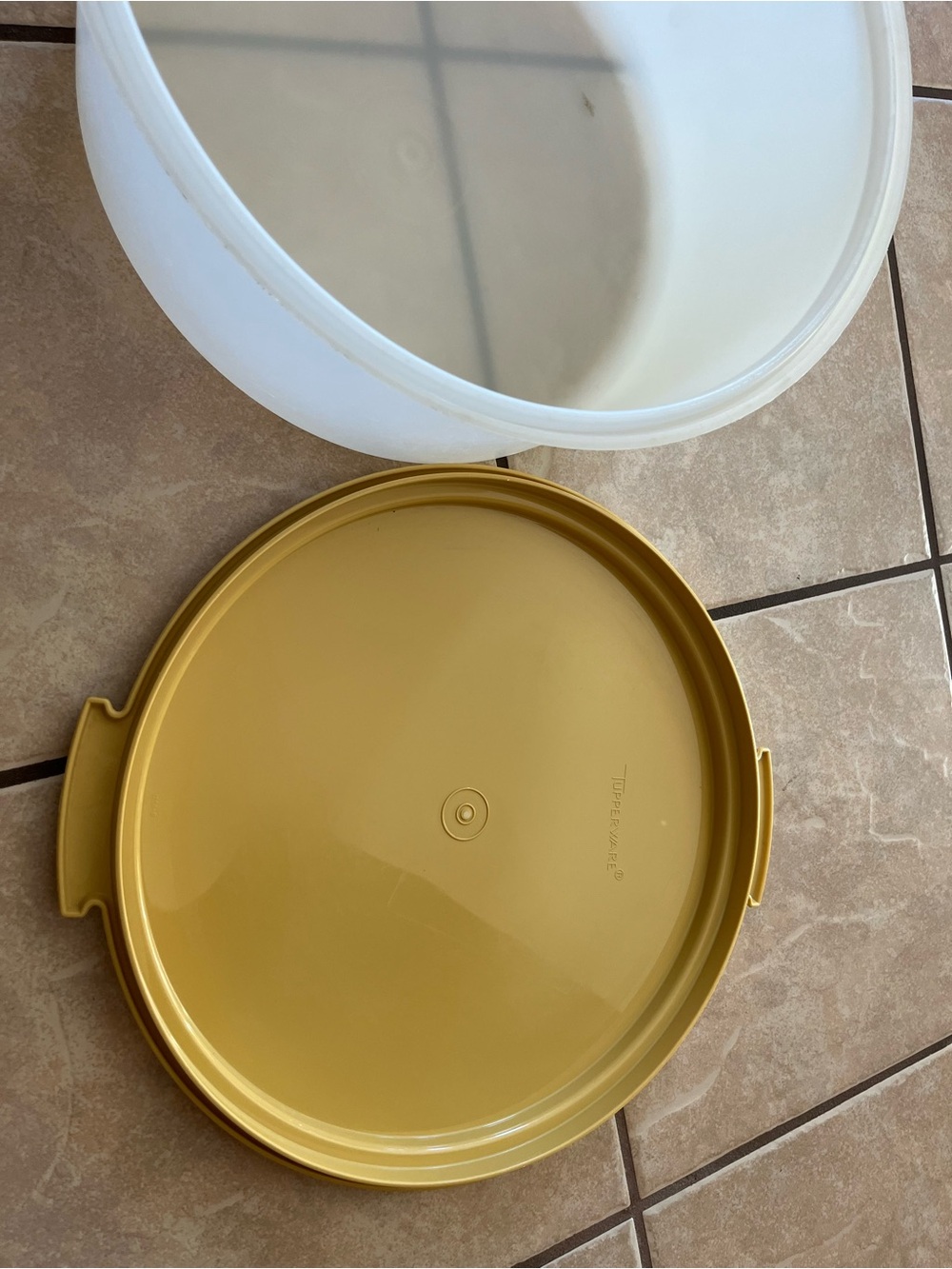 Tupperware cake carrier - Picture 3 of 6